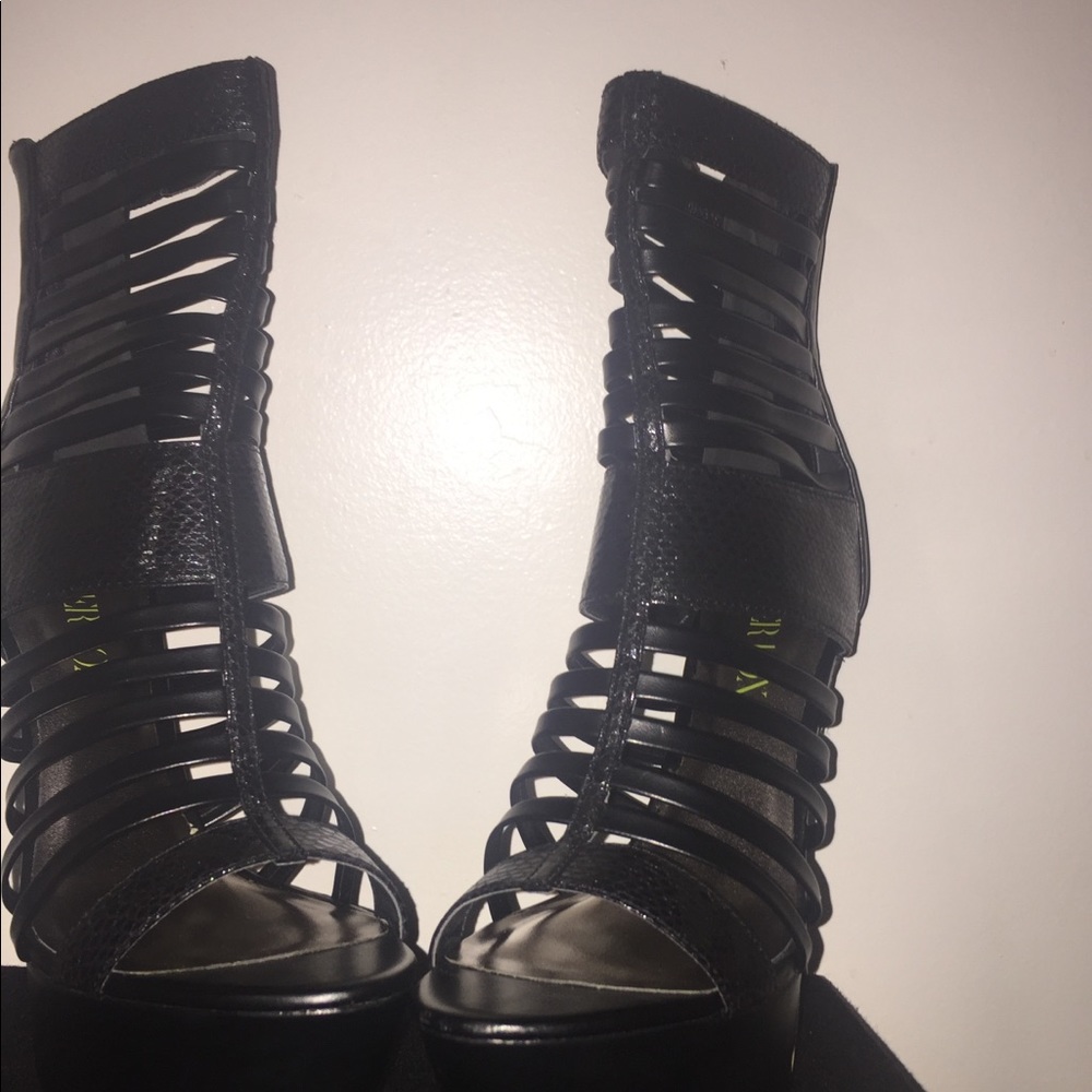 Cage style strappy heels 👠